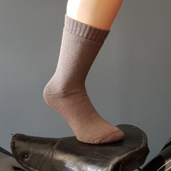 Chaussette Epaisse couleur taupe sur une selle de moto vintage