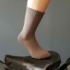 Chaussette Epaisse couleur taupe sur une selle de moto vintage