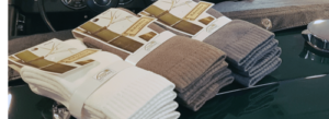 Des chaussettes bambou épaisses sur une voiture de collection