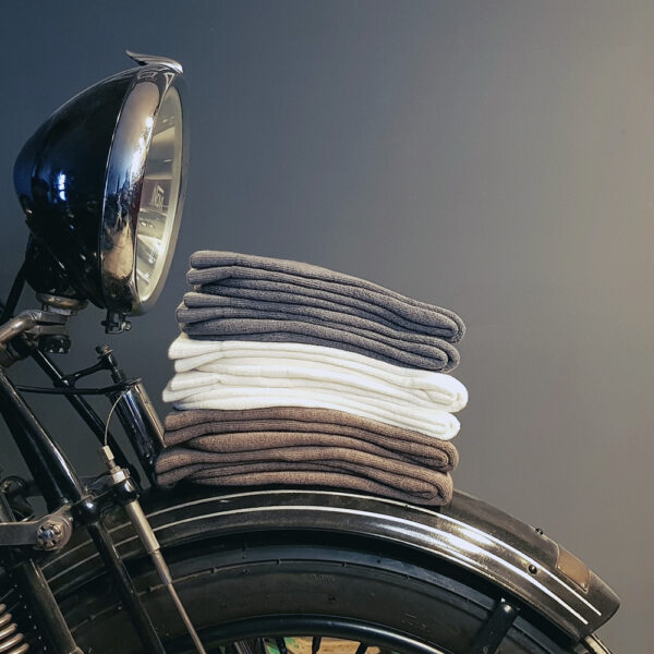 Une pile de chaussettes épaisses en bambou et coton bio sur un garde boue de moto vintage