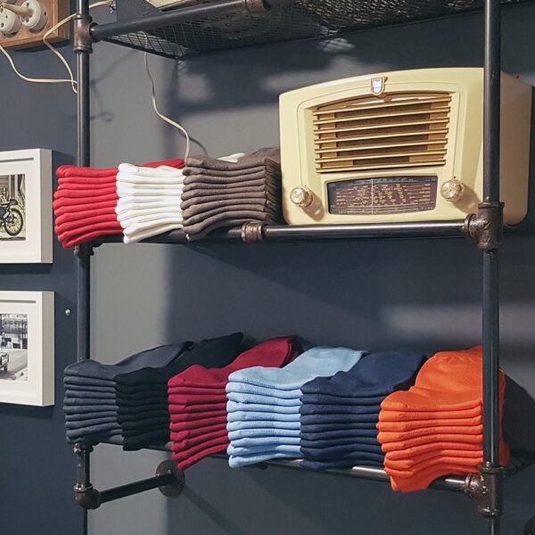 une étagère remplie de chaussettes de couleur et une radio vintage