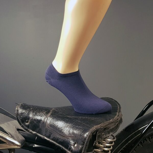 chaussette invisible bleu en bambou sur une selle de moto vintage