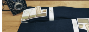 Des chaussettes bambou épaisses longue à coté d'un appareil photo vintage