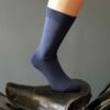 Chaussette bleu indigo classique en bambou sur une selle de moto vintage